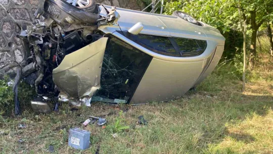 Otomobil 2 metre yükseklikten düştü: Sürücü kazayı yara almadan atlattı