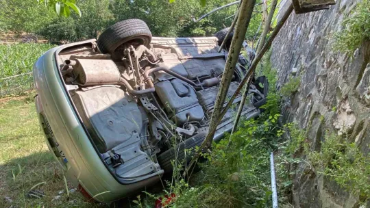 Otomobil 2 metre yükseklikten düştü: Sürücü kazayı yara almadan atlattı