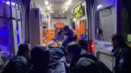 Otomobil 35 metrelik uçurumdan dere yatağına uçtu