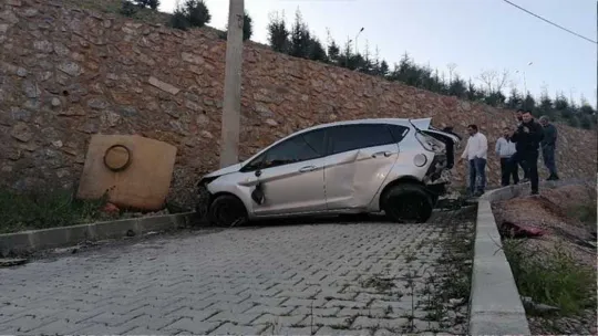 Otomobil 40 metrelik duvardan alt yola uçtu!