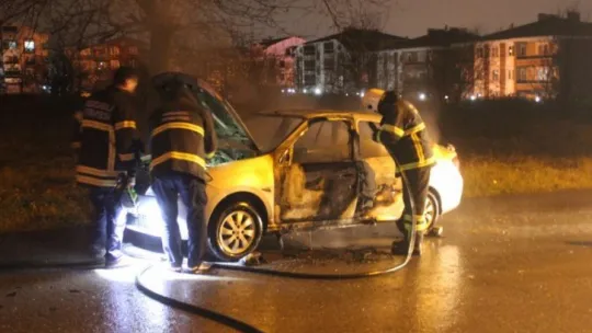 Otomobil alev alev yandı, geriye iskeleti kaldı!