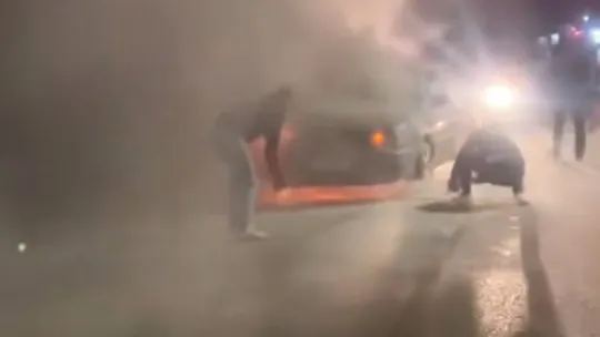 Otomobil alev alev yandı: Vatandaşlar yangın tüpleriyle koştu