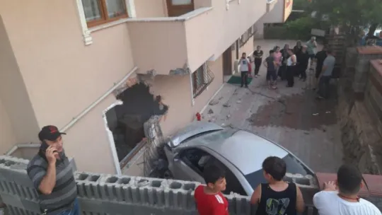 Otomobil bahçeye uçtu! Yaralılar var!