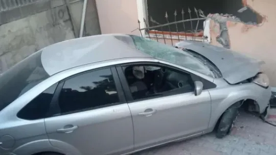 Otomobil bahçeye uçtu! Yaralılar var!