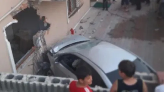 Otomobil bahçeye uçtu! Yaralılar var!