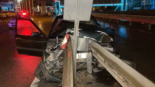 Otomobil bariyere çaptı: Yaralılar var