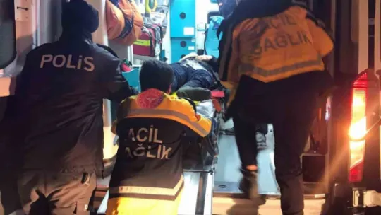Otomobil bariyere saplandı: 4 yaralı