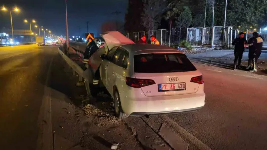 Otomobil bariyere saplandı, sürücü yaralandı