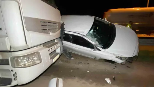 Otomobil bariyerlerde 15 metre sürüklenerek tıra çarptı: 4 yaralı