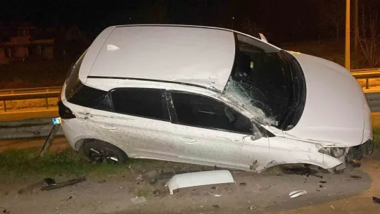 Otomobil bariyerlerde 15 metre sürüklenerek tıra çarptı: 4 yaralı