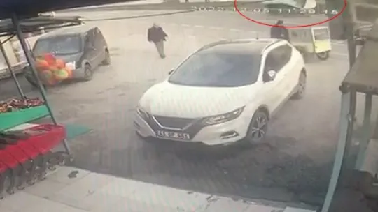 Bariyerlere çarpıp yan yatmıştı: Kaza anı kamerada