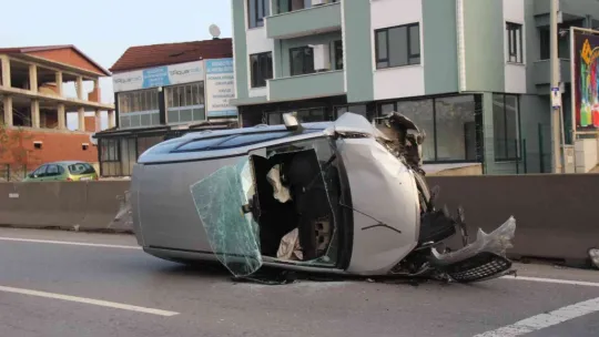 Bariyerlere çarpıp yan yatmıştı: Kaza anı kamerada