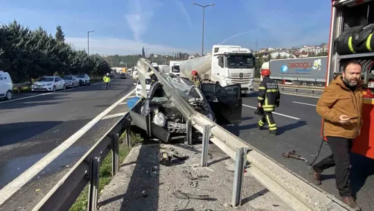 Otomobil bariyerlere girdi: 1'i ağır 4 yaralı