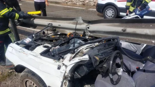 Otomobil bariyerlere ok gibi: 1 ölü, 2 yaralı