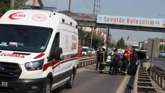 Otomobil bariyerlere ok gibi saplandı