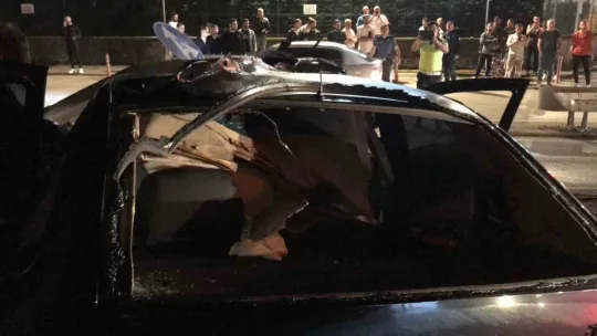 Kocaeli'de otomobil, bariyerlere ok gibi saplandı