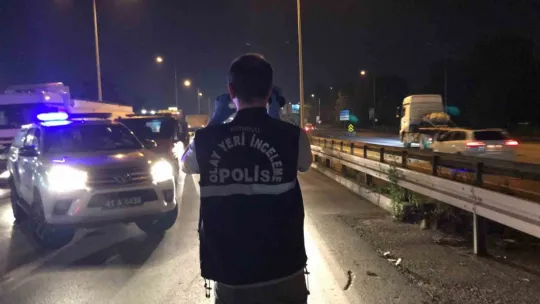 Kocaeli'de otomobil, bariyerlere ok gibi saplandı