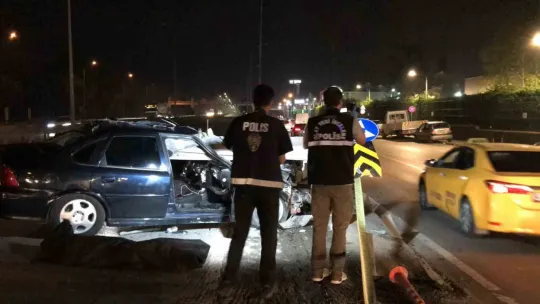 Kocaeli'de otomobil, bariyerlere ok gibi saplandı