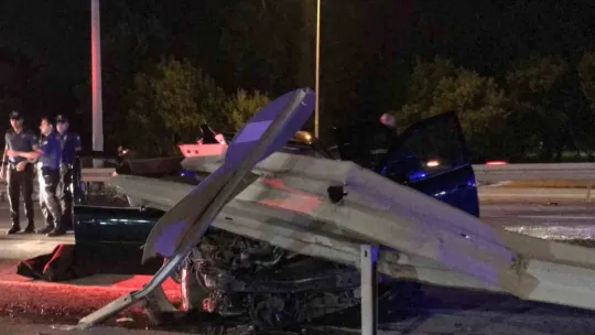 Kocaeli'de otomobil, bariyerlere ok gibi saplandı