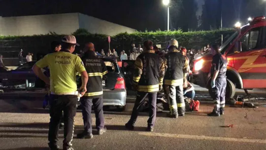 Kocaeli'de otomobil, bariyerlere ok gibi saplandı
