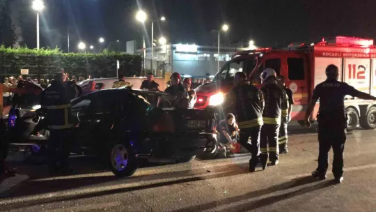 Kocaeli'de otomobil, bariyerlere ok gibi saplandı