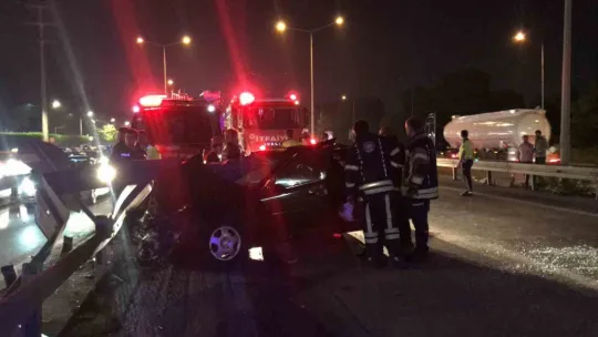 Kocaeli'de otomobil, bariyerlere ok gibi saplandı