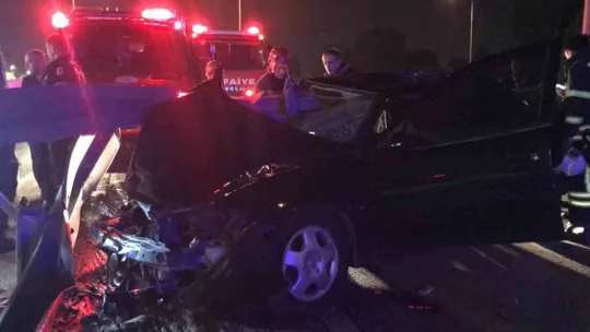 Kocaeli'de otomobil, bariyerlere ok gibi saplandı