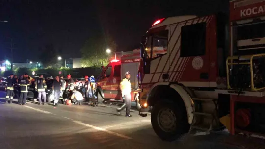 Kocaeli'de otomobil, bariyerlere ok gibi saplandı