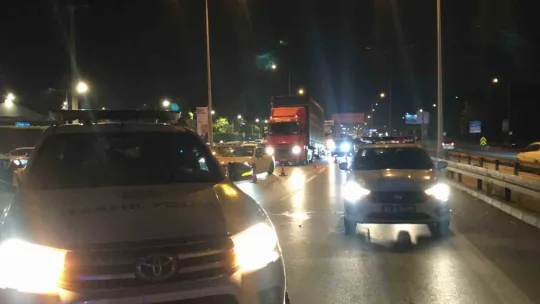 Kocaeli'de otomobil, bariyerlere ok gibi saplandı