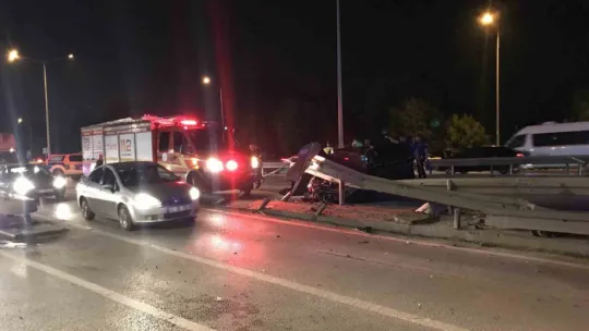 Kocaeli'de otomobil, bariyerlere ok gibi saplandı