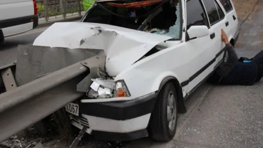 Otomobil bariyerlere saplandı: 2 yaralı