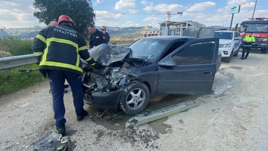 Otomobil belediye otobüsüne çarptı: 1 yaralı