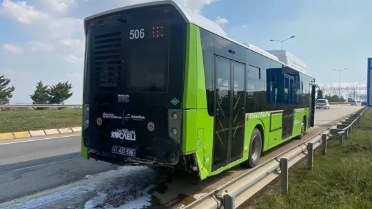 Otomobil belediye otobüsüne çarptı: 1 yaralı