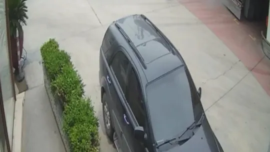 Otomobil benzin istasyonuna daldı, o anlar kameraya yansıdı