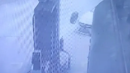 Otomobil benzin istasyonuna daldı, o anlar kameraya yansıdı