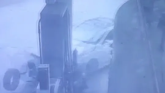 Otomobil benzin istasyonuna daldı, o anlar kameraya yansıdı