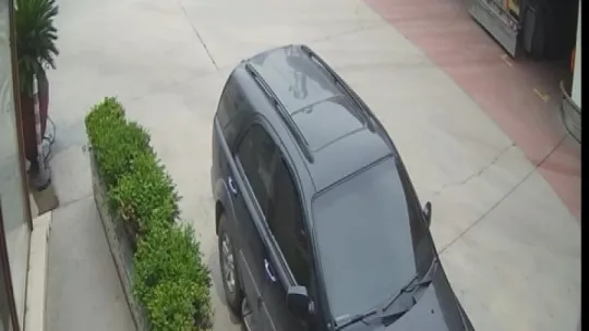 Otomobil benzin istasyonuna daldı, o anlar kameraya yansıdı