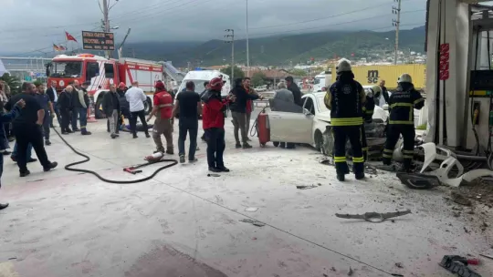 Otomobil benzin istasyonuna daldı, o anlar kameraya yansıdı