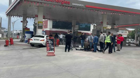 Otomobil benzin istasyonuna daldı, o anlar kameraya yansıdı