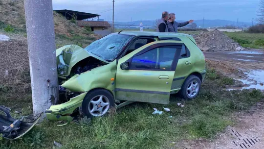 Otomobil beton elektrik direğine çarptı