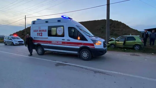 Otomobil beton elektrik direğine çarptı