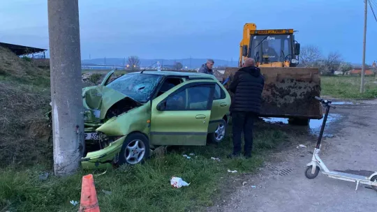 Otomobil beton elektrik direğine çarptı