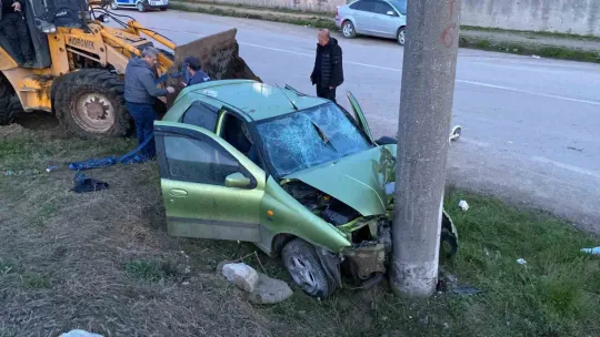 Otomobil beton elektrik direğine çarptı