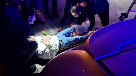 Otomobil beton elektrik direğine çarptı : 1'i ağır 3 yaralı