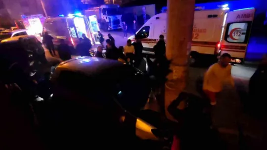 Otomobil beton elektrik direğine çarptı : 1'i ağır 3 yaralı