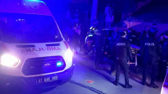 Otomobil beton elektrik direğine çarptı : 1'i ağır 3 yaralı