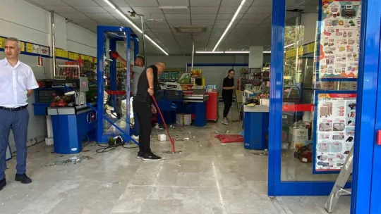 Otomobil BİM'e daldı, vatandaş çekiliş var sandı