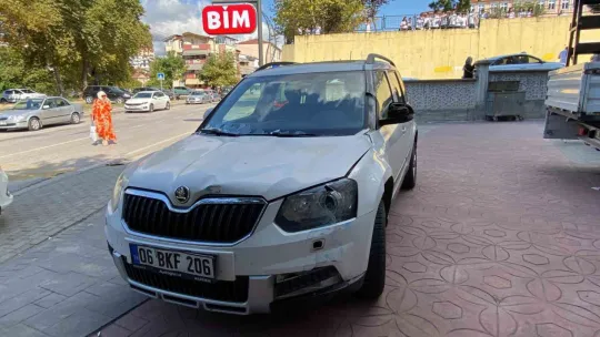 Otomobil BİM'e daldı, vatandaş çekiliş var sandı