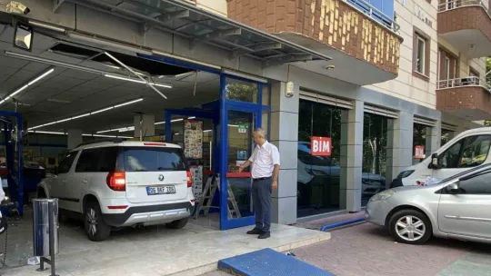 Otomobil BİM'e daldı, vatandaş çekiliş var sandı
