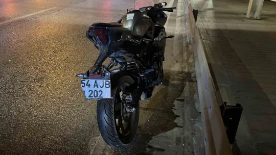 Otomobil çarpıp kaçtı, motosikletli alkolü çıktı